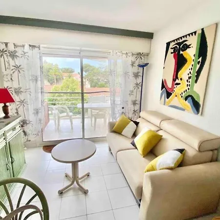 Апартаменти With Pool Near The Sea *