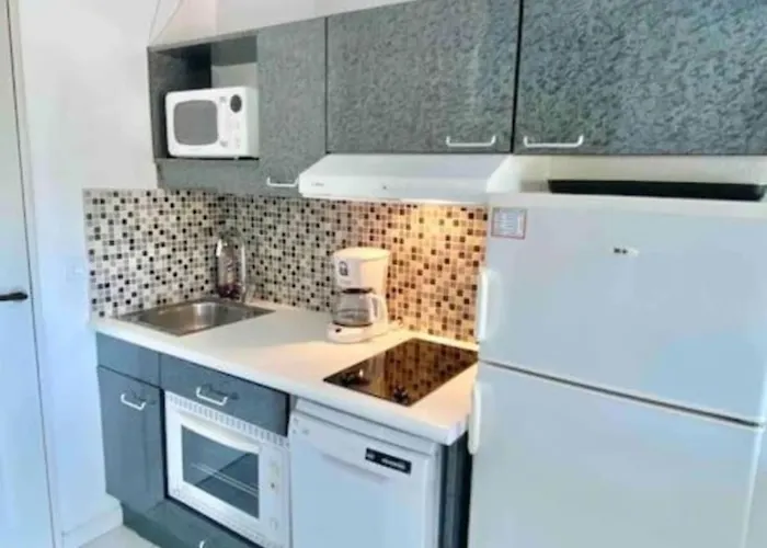 With Pool Near The Sea Сен-Рафаель