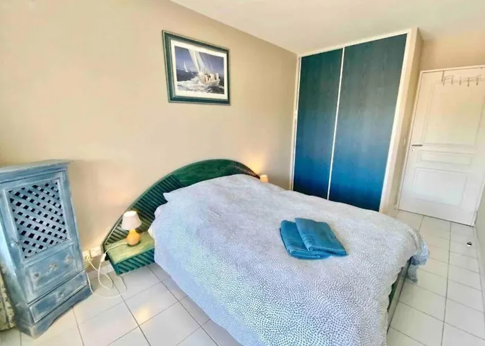 Апартаменти With Pool Near The Sea *