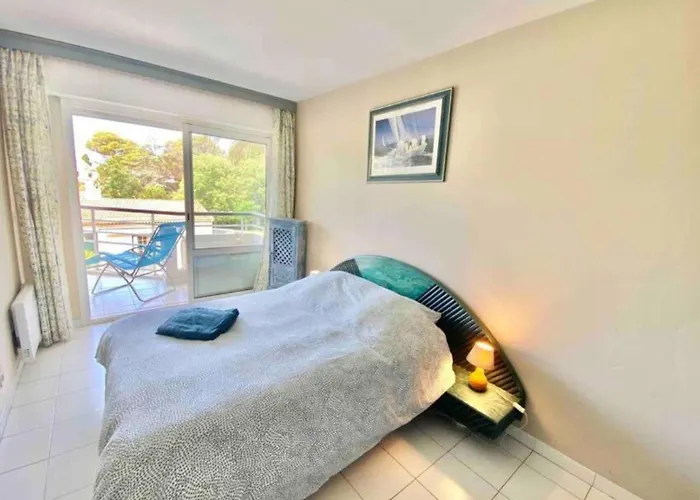 Апартаменти With Pool Near The Sea Сен-Рафаель