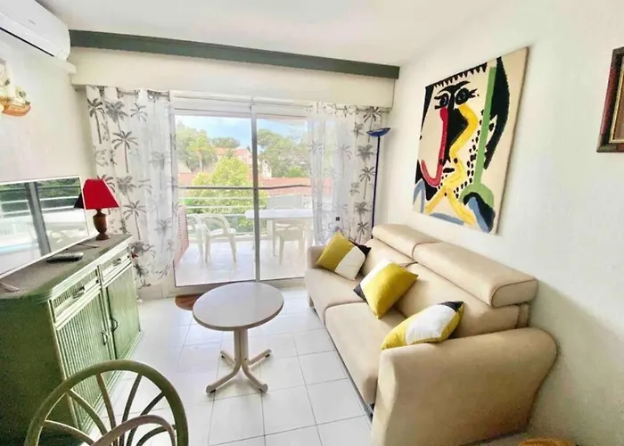 Апартаменти With Pool Near The Sea *