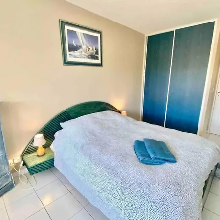 شقة With Pool Near The Sea *