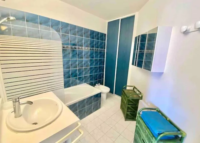 Apartment With Pool Near The Sea